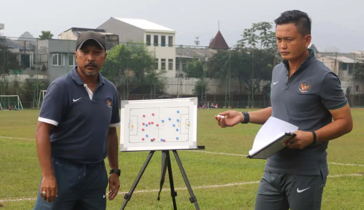 Pelatih Timnas Indonesia U16, Fachry Husaini (kiri) bersama asisten pelatih, Yeyen Tumena saat masih aktif latih timnas U-19 (Liputan6.com/Helmi Fithriansyah)