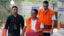 Bupati Labuhanbatu nonaktif Pangonal Harahap (depan) dan pihak swasta Ali Murtopo tiba di gedung KPK, Jakarta, Senin (11/12). Ali Murtopo diperiksa terkait dugaan melakukan suap kepada Bupati Malang Rendra Kresna. (Merdeka.com/Dwi Narwoko)