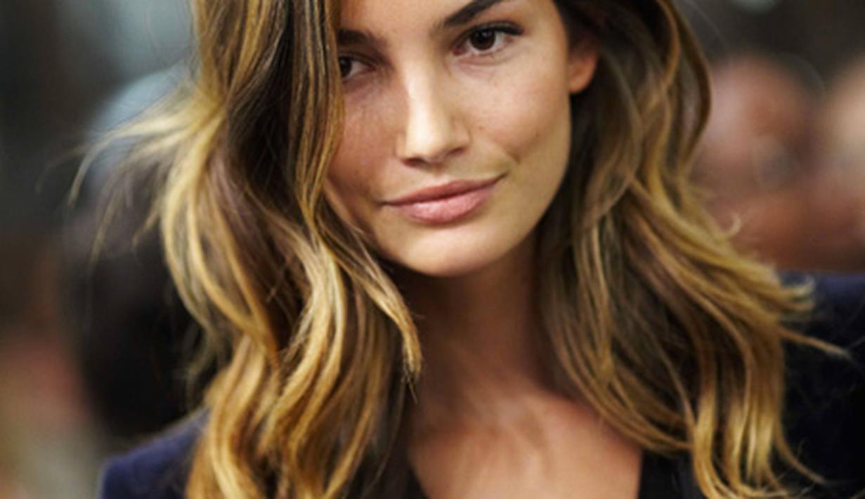 Inspirasi Warna Rambut Cokelat Natural Untuk Rambut Ikal 