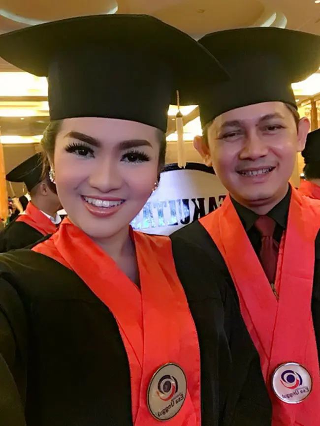 Bersama suami, Fitri Carlina baru saja di wisuda di sebuah hotel di Jakarta. Fitri dan suami, Hendra Sumendap baru saja menyelesaikan program sarjana di salah satu universitas di Jakarta. (Instagram/fitricarlina)