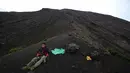 Usai melewati shelter tiga, tanjakan terjal berpasir dan berbatu menjadi tantangan pendaki sesaat sebelum menggapai puncak Gunung Kerinci. Tampak pendaki beristirahat di lereng Gunung Kerinci pada 15 Mei 2015. (Liputan6.com/Helmi Fithriansyah)