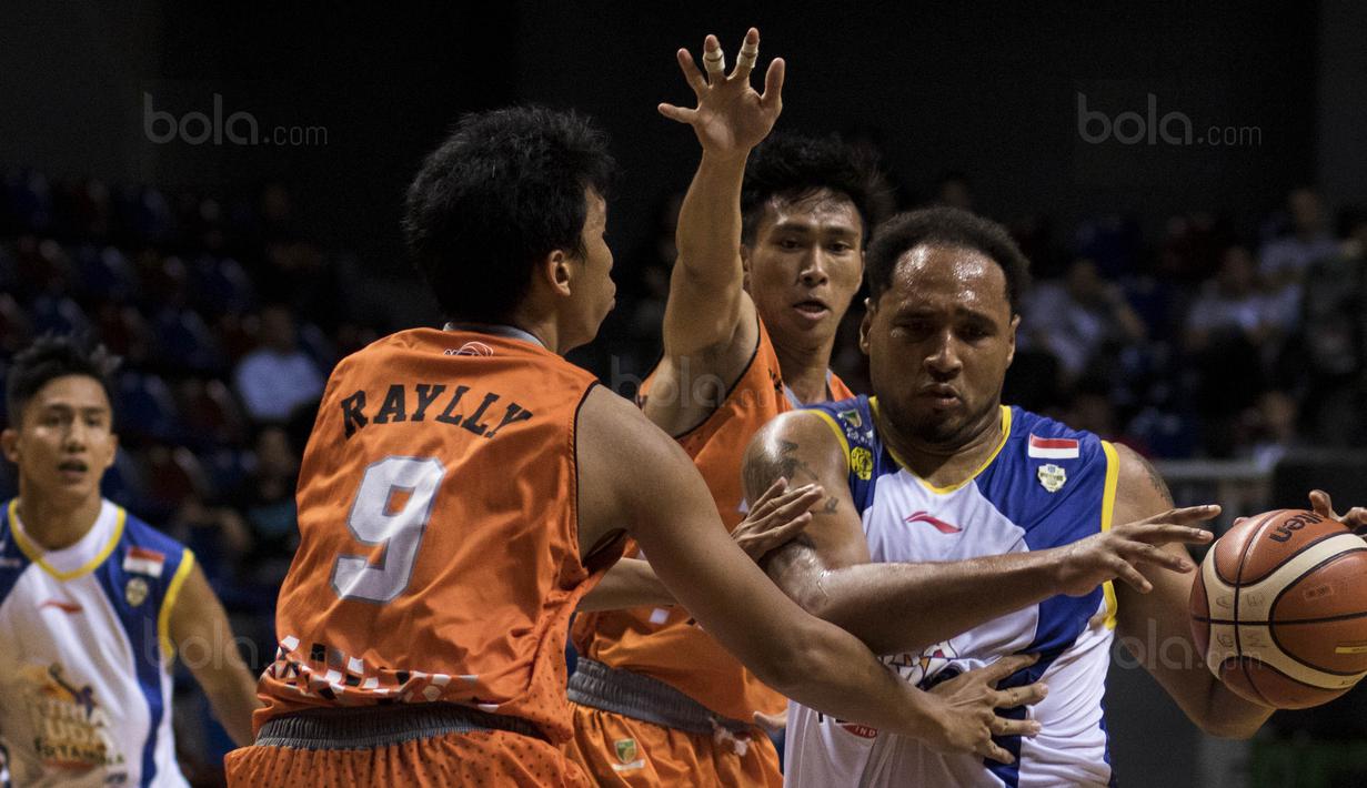 Pebasket Satria Muda, Dior Lowhorn, menghindari penjagaan pemain NSH pada laga Perbasi Cup 2017 di Britama Arena, Jakarta, Rabu (8/11/2017). Satria Muda menang 83-67 atas NSH. (Bola.com/Vitalis Yogi Trisna)
