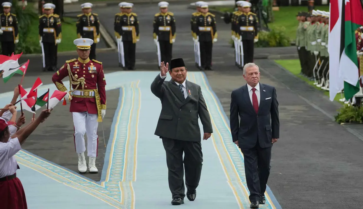 Presiden Republik Indonesia, Prabowo Subianto, mendampingi Raja Yordania Hasyimiah, Abdullah II Ibn Al Hussein (kanan), memeriksa pasukan jajar kehormatan selama upacara penyambutan sebelum pertemuan mereka di Istana Merdeka, Jakarta, Jumat 14 November 2025. Presiden Republik Indonesia Prabowo Subianto menerima kunjungan Raja Yordania Hasyimiah, Abdullah II Ibn Al Hussein. (AP Photo/Achmad Ibrahim)
