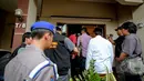 Anggota Bareskrim Mabes Polri melakukan penggeledahan di rumah Novel Baswedan di perumahan Kelapa Gading, Jakarta, Jumat (1/5/2015). Penggeledahan dilakukan untuk mencari bukti terkait dugaan kasus penganiayaan. (Liputan6.com/Faizal Fanani)