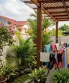 Desain ruang jemur di belakang rumah dengan atap kisi-kisi. [AI Generated]