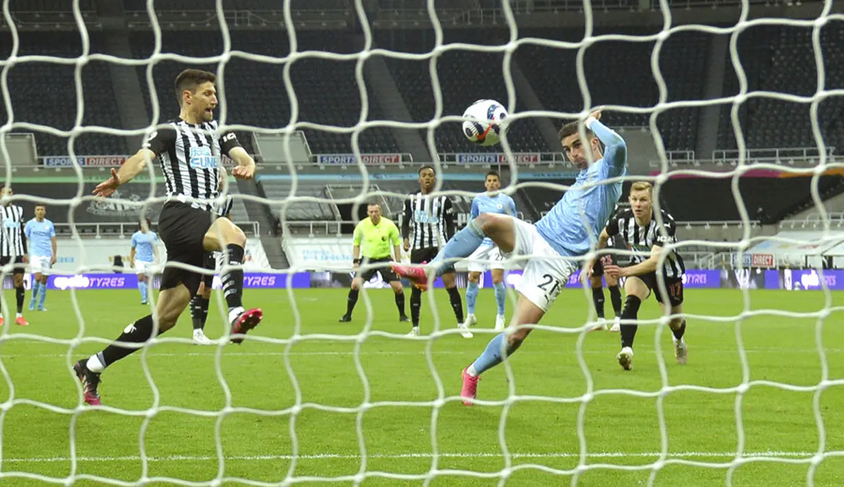 Pemain Manchester City Ferran Torres mencetak gol ke gawang Newcastle United pada pertandingan Liga Inggris di Stadion St James' Park, Newcastle, Inggris, Jumat (14/5/2021). Hattrick Ferran Torres membawa Manchester City menang 4-3. (Peter Powell/Pool via AP)