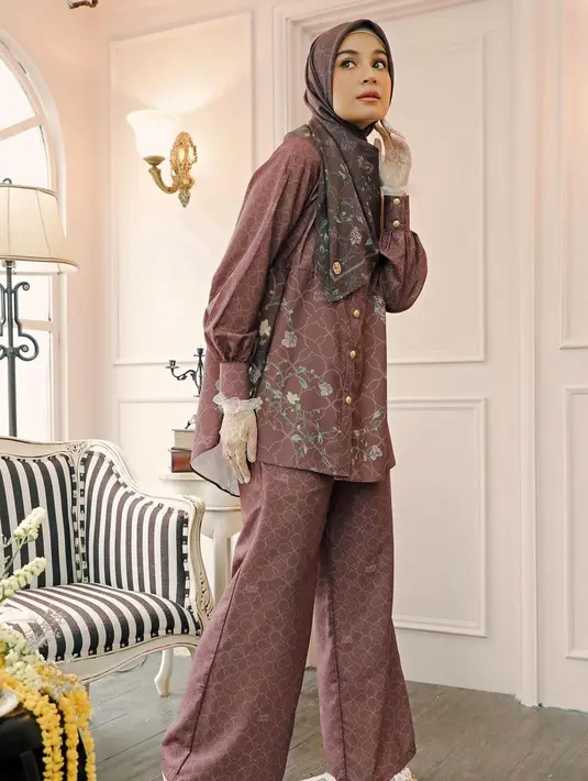 Bergaya elegan dengan set kemeja oversized dan celana dengan print eksklusif ala Shireen Sungkar. (Foto: Instagram Shireen Sungkar)