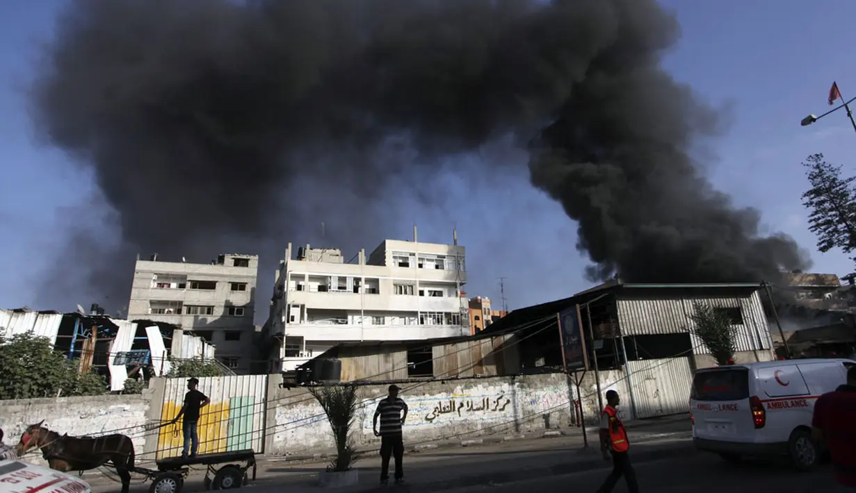 Serangan udara militer Israel menghancurkan sebuah pasar di Shejaia, sebelah timur kota Gaza, (30/7/2014). (REUTERS/Ashraf Amrah)