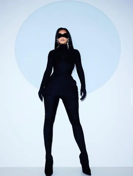 Kim Kardashian memiliki gaya pemenang penghargaan. Bintang realitas dan pemilik brand kecantikan KKW Beauty itu menerima penghargaan sebagai fashion icon 2021 dalam ajang People’s Choice Award, Rabu (9/12/2021). (Instagram/kimkardashian).