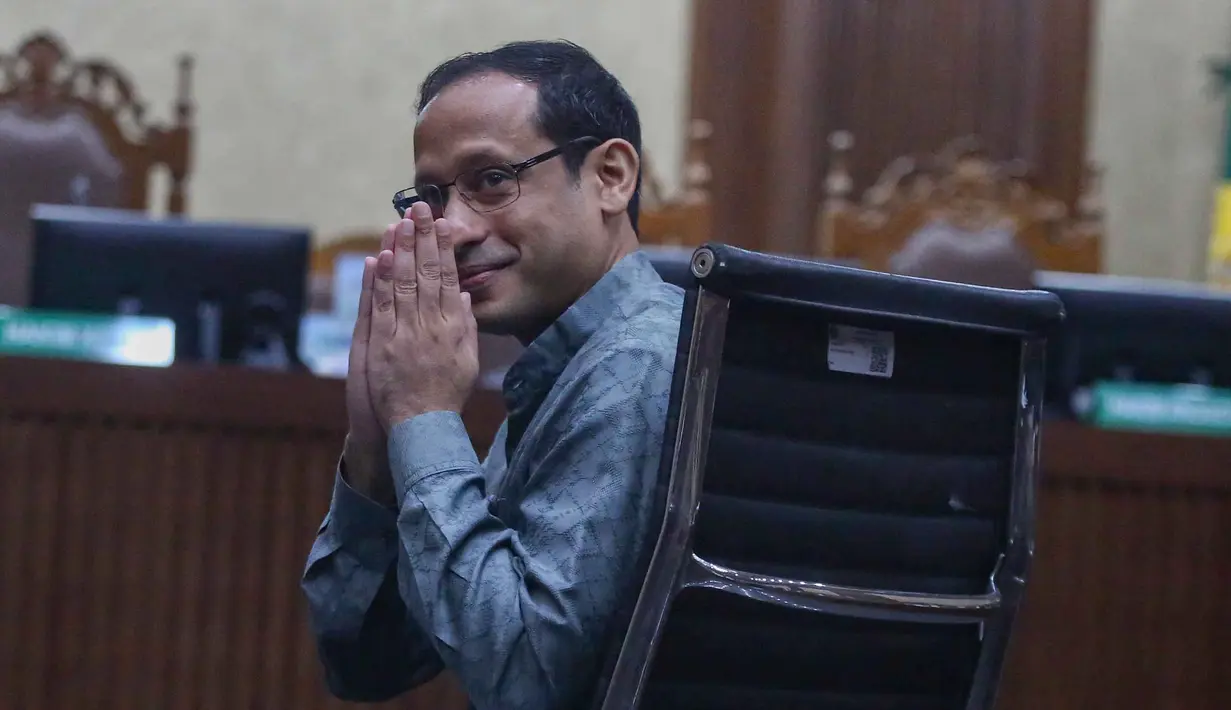 Mantan Menteri Pendidikan, Kebudayaan, Riset, dan Teknologi (Mendikbudristek) Nadiem Anwar Makarim saat menghadiri sidang perdana kasus dugaan tindak pidana korupsi (Tipikor) terkait program digitalisasi pendidikan berupa pengadaan laptop Chromebook dan Chrome Device Management (CDM) di lingkungan Kemendikbudristek tahun 2019–2022 di Pengadilan Tipikor, Jakarta, Senin (5/1/2026). Nadiem Anwar Makarim akhirnya dihadirkan dalam sidang pembacaan dakwaan kasus dugaan tindak pidana korupsi (Tipikor) terkait program digitalisasi pendidikan berupa pengadaan laptop Chromebook dan Chrome Device Management (CDM) di lingkungan Kemendikbudristek tahun 2019–2022. (merdeka.com/Arie Basuki)