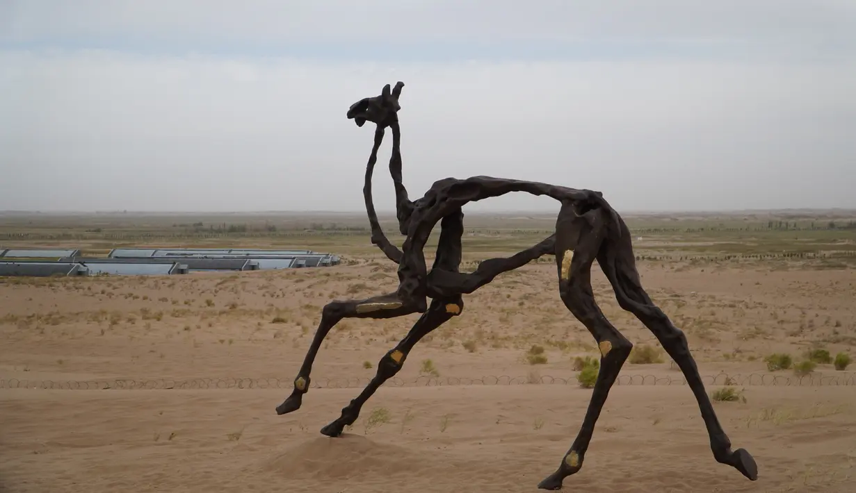Karya seni patung dipamerkan di taman gurun wilayah Minqin, Provinsi Gansu, China, 5 September 2020. Kamp Pembuatan Patung Gurun Internasional Ketiga (Third Desert Sculpture International Creation Camp) dibuka di Minqin pada 5 September 2020. (Xinhua/Huang Zemin)