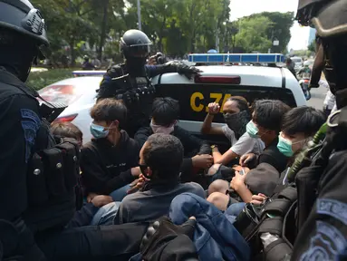 Polisi membawa pelajar yang terjaring razia saat berkumpul di sekitar Gedung DPR/MPR, Jalan Gatot Subroto, Jakarta, Rabu (7/10/2020). Puluhan pelajar diamankan sementara terkait informasi akan adanya demo dari media sosial. (merdeka.com/Imam Buhori)