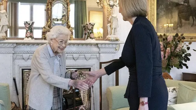 Sebelum wafat,  Ratu Elizabeth Kenakan Rok Motif Tartan yang Dibuat Khusus Tahun 1853