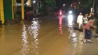 Sejumlah ruas jalan di kecamatan Bojongsoang, Kabupaten Bandung, diterjang banjir (Jumat (20/3/2020) malam. (Liputan6.com/Huyogo Simbolon)