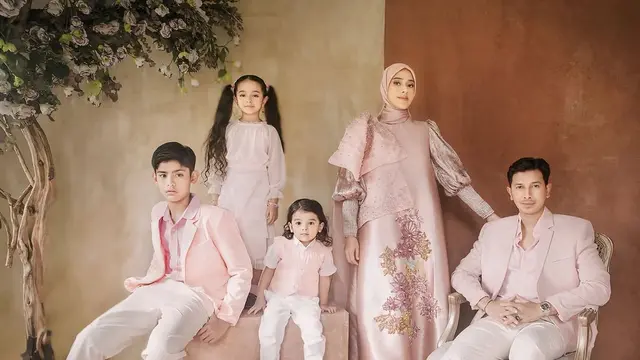 Pemotretan Keluarga Sonny Septian dan Fairuz A Rafiq (credit: instagram/fairuzarafiq/dierabachir_photography).