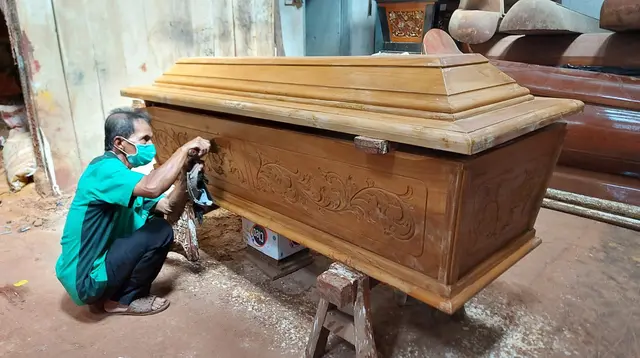 Pembuatan peti jenazah di Surabaya. (Dian Kurniawan/Liputan6.com)
