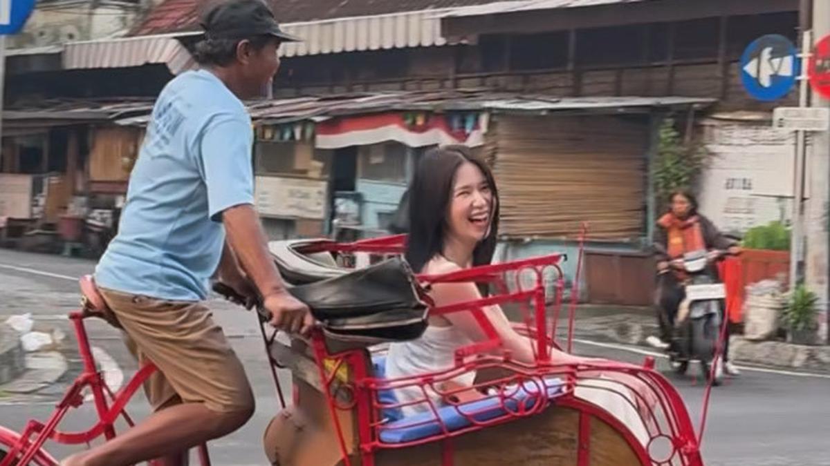 6 Potret Laura Basuki Berada di Yogyakarta Naik Becak hingga Baca Buku, Tampilkan Wajah Natural namun Tetap Stunning