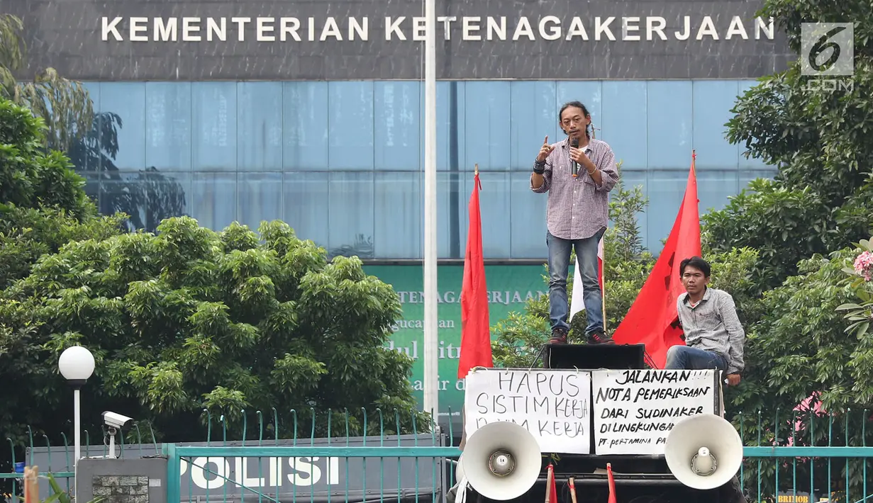 Massa awak mobil tangki (AMT)  unjuk rasa di depan gedung Kementerian Ketenagakerjaan, Jakarta, Kamis (6/7). Kebanyakan di antara mereka merupakan karyawan kontrak yang jika masanya habis tidak memiliki pendapatan lagi. (Liputan6.com/Immanuel Antonius)
