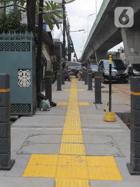 Kondisi trotoar di kawasan Senopati, Kebayoran Baru, Jakarta, Rabu (15/9/2021). Sepanjang 2018-2020, Pemprov DKI telah membangun trotoar seluas 760.305 meter persegi di 5 wilayah DKI Jakarta. (Liputan6.com/Herman Zakharia)
