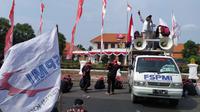 Buruh menggelar demo di depan Gedung Grahadi memprotes UMP 2022. (Dian Kurniawan/Liputan6.com)