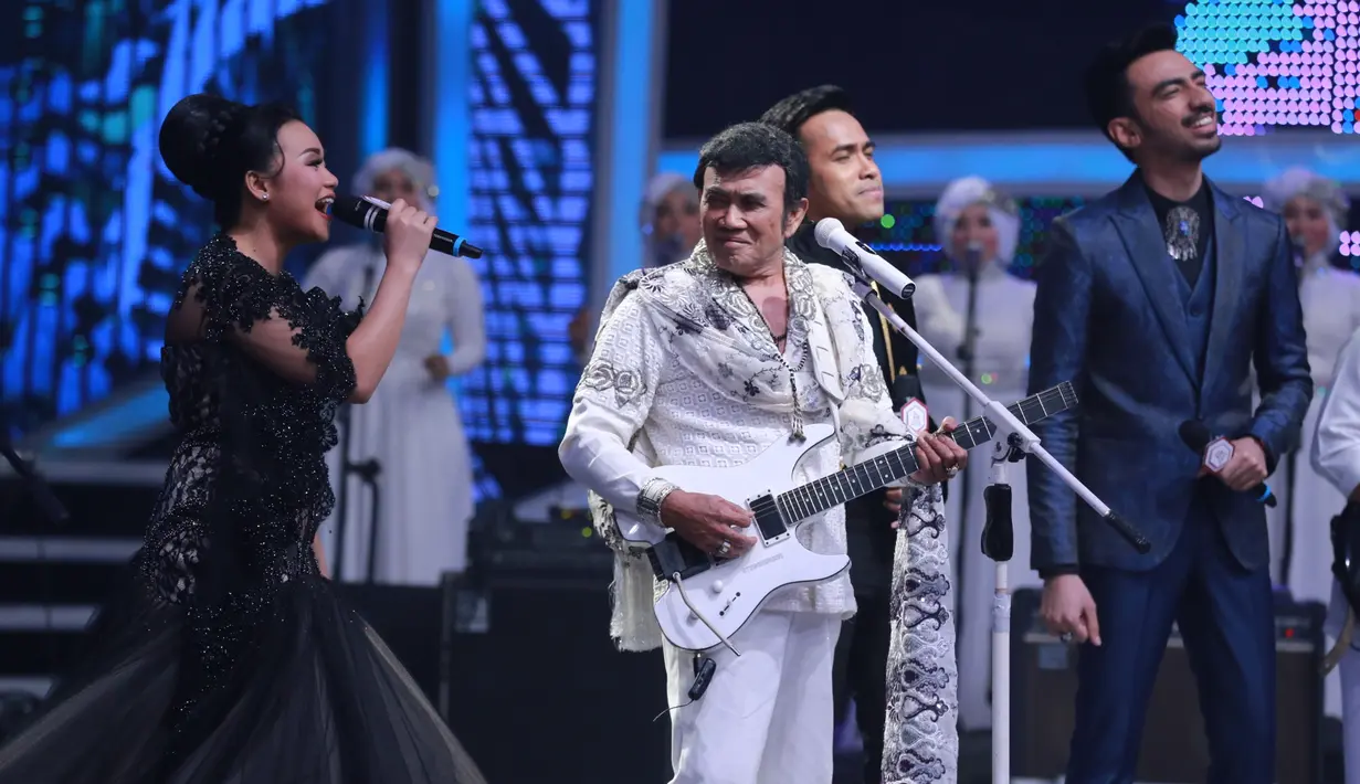 Raja Dangdut Rhoma Irama diiringi Soneta saat tampil bersama pada finalis D'Academy Asia 3. (Adrian Putra/Bintang.com)