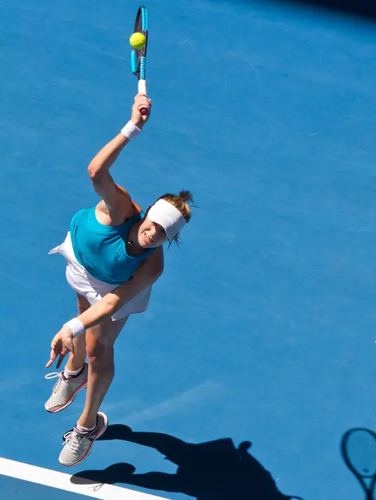 Anastasia Pavlyuchenkova dari Rusia mengembalikan bola tembakan Naomi Osaka dari Jepang saat bertanding pada hari ke enam turnamen tenis Hopman Cup di Perth (4/1). Naomi tumbang 6-3 6-3 atas Anastasia Pavlyuchenkova. (AFP Photo/Tony Ashby)