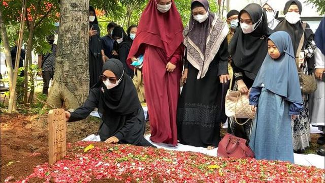Momen Haru Ria Ricis Datang ke Makam Ayahnya, Berusaha Tampil Tegar. (Sumber: kapanlagi.com)