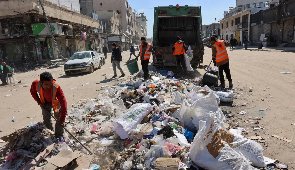 Perjanjian gencatan senjata dan pertukaran tahanan antara Israel dan Hamas masih berlangsung di Gaza sejak 19 Januari 2025. Gencatan senjata ini menghentikan perang Israel yang menewaskan 48.350 warga Palestina, sebagian besar wanita dan anak-anak, dan membuat daerah kantong itu hancur. (Omar AL-QATTAA/AFP)