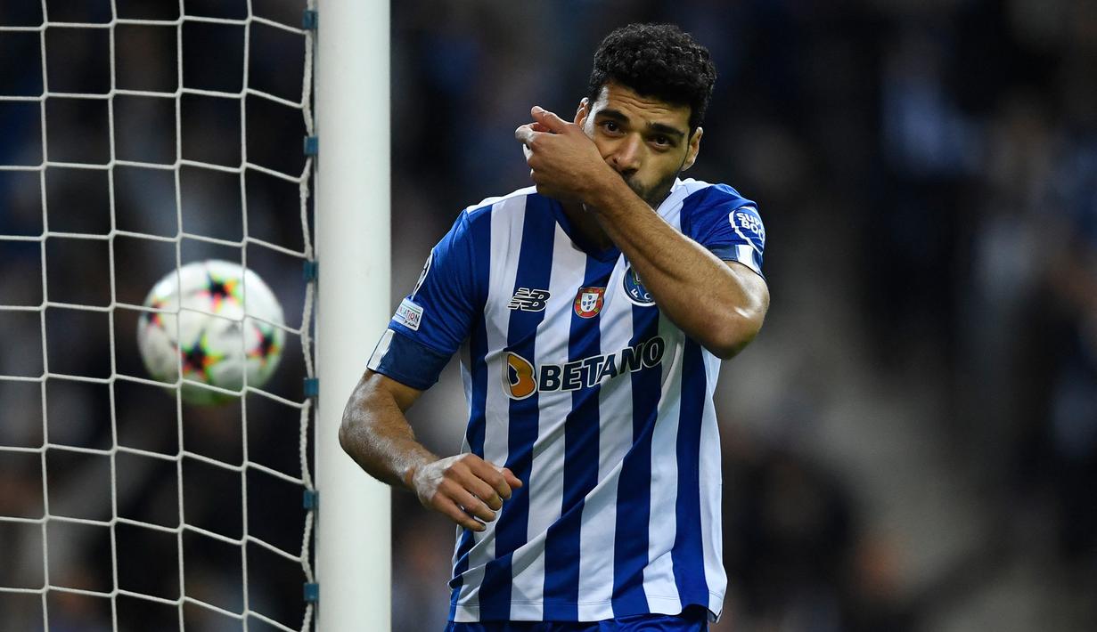 Mehdi Taremi. Tampil dalam 5 laga FC Porto di fase Grup B Liga Champions 2022/2023, striker asal Iran berusia 30 tahun ini sementara juga menempati posisi ketiga dalam daftar top skor dengan torehan 5 gol. Kelima golnya dicetak dalam tiga laga terakhir di fase grup. Ia hanya absen membela FC Porto pada matchday kedua kontra tamunya Club Brugge (13/9/2022) akibat hukuman kartu merah tak langsung yang diterimanya di matchday pertama kontra tuan rumah Atletico Madrid (7/9/2022). (AFP/Miguel Riopa)