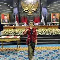 Penyanyi Tina Toon resmi dilantik menjadi anggota DPRD untuk kedua kalinya usai memperoleh suara tertinggi di Pileg DPRD Dapil DKI Jakarta II. [@tinatoon101].