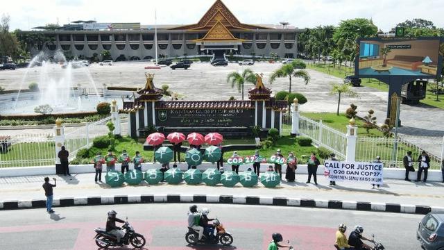 Aksi yang dilakukan sejumlah aktivis lingkungan mengkritisi KTT G20 Bali di depan kantor Gubernur Riau.