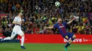 Pemain Barcelona, Jordi Alba mengontrol bola dibayangi pemian Real Madrid, Nacho pada pertandingan La Liga Spanyol di Stadion Camp Nou, Minggu (6/5). Real Madrid yang bermain dengan 11 pemain gagal mengalahkan 10 pemain Barcelona (AP/Manu Fernandez)