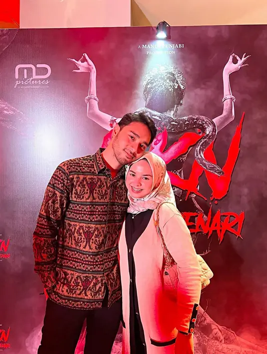 Memiliki perbedaan usia 7 tahun, pasangan yang melangsungkan acara pernikahan dengan adat Bugis ini menuai banyak ucapan selamat dan doa. Keduanya pun kerap tampil kompak usai menjadi pasangan suami istri. Terlihat keduanya sempat menjalani bulan madu dan sang istri kerap menemani Megantara dalam berbagai acara film. (Liputan6.com/IG/megantaraaa)