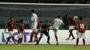 Striker Indonesia, Boas Salossa, menyundul bola saat pertandingan melawan Suriah U-23 pada laga persahabatan di Stadion Wibawa Mukti, Cikarang, Sabtu (18/11/2017). Indonesia kalah 0-1 dari Suriah U-23. (Bola.com/ M Iqbal Ichsan)