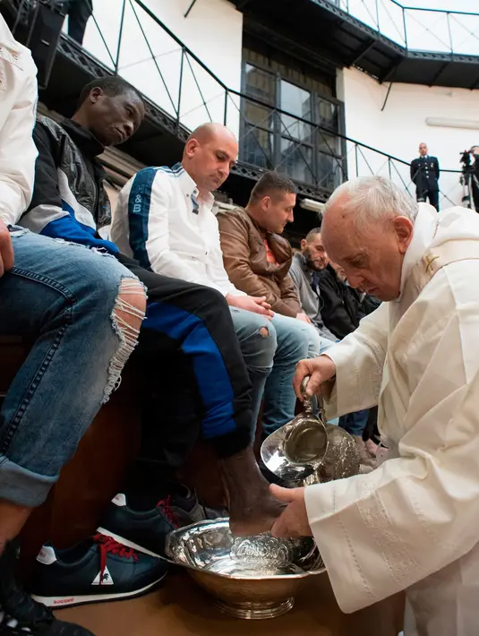 Paus Fransiskus mencuci kaki para narapidana selama kunjungannya ke pusat penahanan Regina Coeli di Roma, Italia, Kamis (29/3). Ritual yang dilakukan sebelum Paskah ini untuk menekankan bahwa seorang Paus harus melayani masyarakat. (Vatican Media via AP)