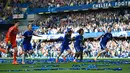 Pemain Chelsea T Courtois, John Terry, Eden Hazard, Willian dan Branislav Ivanovic merayakan gelar juara Liga Premier Inggris 2014/2015 di Stamford Bridge, Inggris, (3/5/2015). Hingga pekan ke-35 poin Chelsea tidak terkejar lagi. (Reuters/Dylan Martinez)