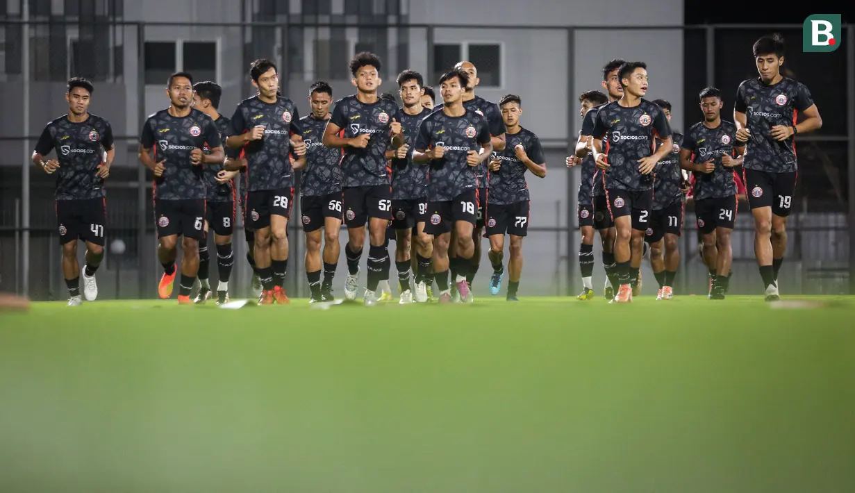 Sejumlah pemain Persija Jakarta melakukan latihan menjelang laga terakhir BRI Liga 1 2022/2023 melawan PSS Sleman di lapangan latih Jakarta International Stadium (JIS), Jakarta, Rabu (12/04/2023) malam WIB. Macan Kemayoran akan melakoni laga pamungkas mereka musim ini di Stadion Utama Gelora Bung Karno (SUGBK) pada Sabtu (15/04/2023). (Bola.com/Bagaskara Lazuardi)
