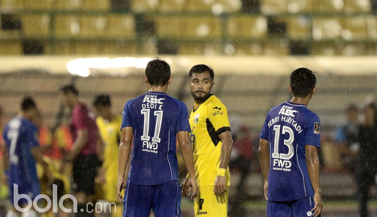 Zulham Zamrun bergabung dengan Mitra Kukar sejak awal Turnamen Piala Presiden 2017 berlangsung dan hingga saat ini belum menujukan penampilan terbaiknya Mitra Kukar. (Bola.com/Nicklas Hanoatubun)