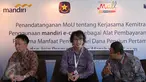 (Kiri-kanan) Perwakilan Bank Mandiri Budi Hartono, CEO Mataharimall.com Hadi Wenas, Perwakilan Pertamina Hadi Budi Yulianto usai MoU kerjasama kemitraan penggunaan Mandiri e-cash, Jakarta, Rabu (23/9/2015). (Liputan6.com/Angga Yuniar)