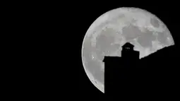 Siluet cerobong asap di sebuah rumah dengan latar belakang Supermoon diatas langit Ronda, Spanyol, Senin (17/10). Fenomoena langka ini terjadi setiap setahun sekali ketika orbit bulan berada dalam jarak terdekat dengan bumi. (Reuters/Jon Nazca)