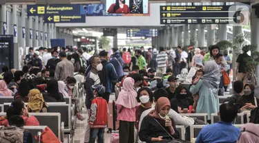 Calon penumpang kereta api (KA) jarak jauh saat memadati Stasiun Pasar Senen, Jakarta, Kamis (22/12/2022). PT KAI mencatat per Kamis 22 Desember 2022 terdapat sekitar 13 ribu penumpang berangkat dari Stasiun Gambir dengan layanan operasional 34 perjalanan KA. Untuk Stasiun Pasar Senen terdapat sekitar 16 ribu penumpang berangkat dengan layanan operasional 32 perjalanan KA. (merdeka.com/Iqbal S. Nugroho)