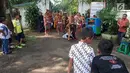 Anak-anak menyaksikan teatrikal jalan salib di Gereja Bongsari, Kota Semarang,  Jumat ( 19/4). Ritual ini bagian dari hari wafatnya Isa Almasih atau yang lebih dikenal hari Jum'at Agung yang bertema "hati untuk mencintai dan tangan untuk memberi" dengan 500 jemaat yang hadir. (Liputan6.com/Gholib)