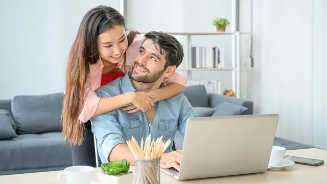 couple menikah bahagia
