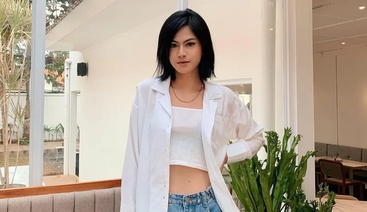 Sebagai publik figur, Hana Saraswati tentu memikirkan penampilannya. Seperti di keseharian, ia lebih sering tampil santai dengan gaya kasual. Meski terkesan simpel, wanita kelahiran 3 Desember 1996 ini tetap stylish.  
(Liputan6.com/IG/@hanahaho)