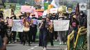 Puluhan anak muda menggelar longmarch sepanjang jalan Pemuda, Jakarta, Kamis (21/7/2022). Aksi yang bertemakan Youth20ccupy: Voice of the Future tersebut dilakukan untuk menyuarakan permasalahan pengerusakan lingkungan yang berakibat krisis pangan serta menghambat pertumbuhan ekonomi. (Liputan6.com/Faizal Fanani)