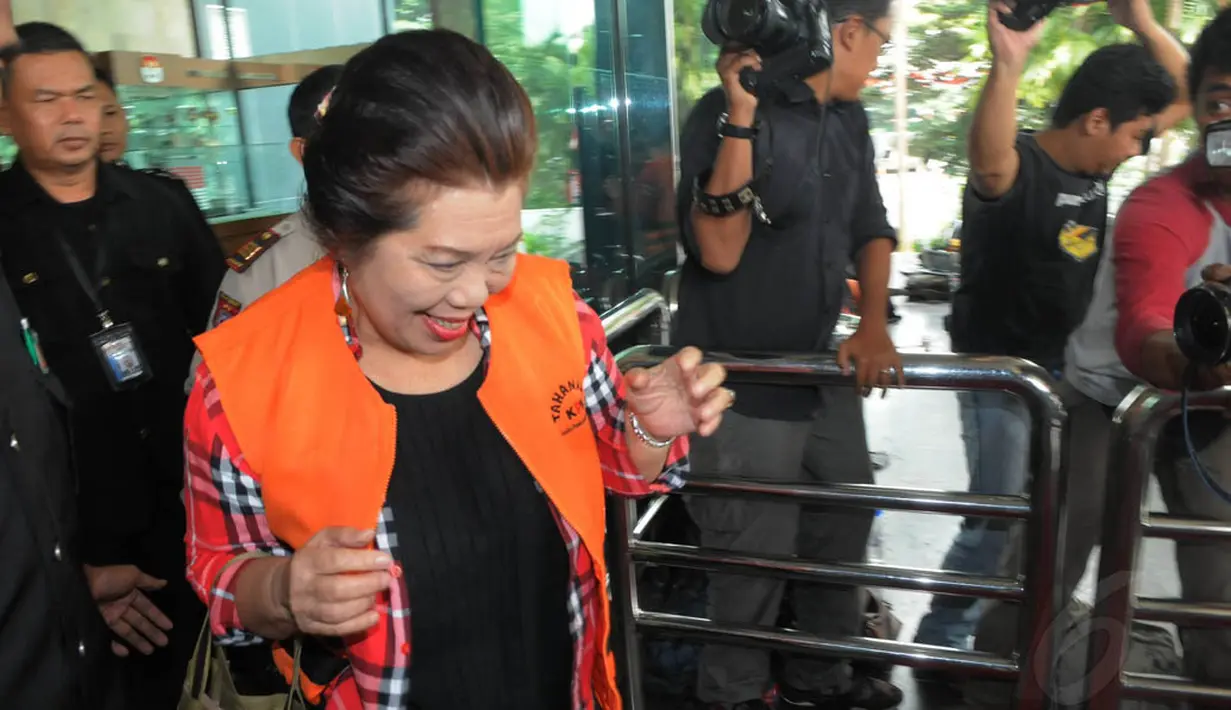 Usai pemeriksaan, mantan hakim ini langsung menuju mobil tahanan yang membawanya, Jakarta, Rabu (20/8/14). (Liputan6.com/Herman Zakharia)