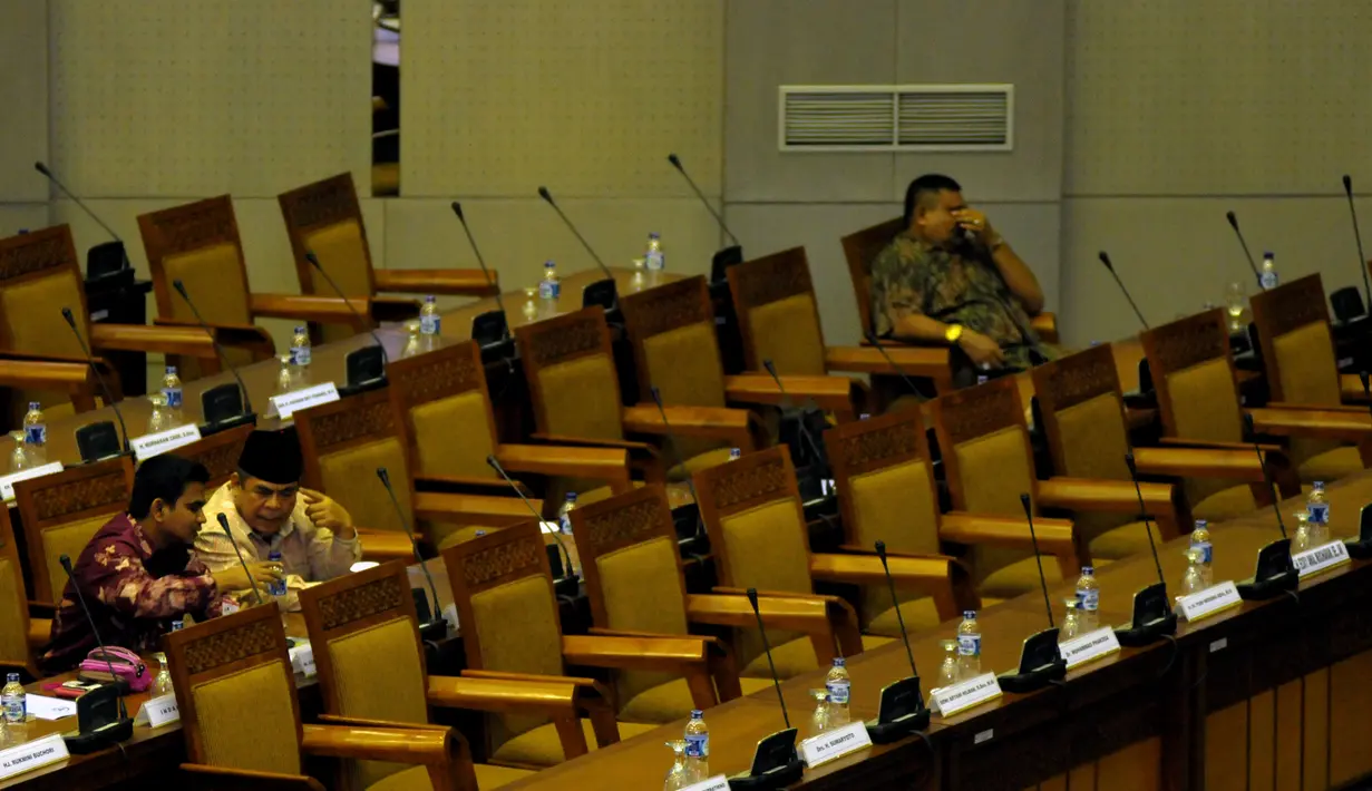 Beberapa anggota dewan justru terlihat asyik berdiskusi saat berlangsungnya Rapat Paripurna ke 21 yang berlangsung di gedung DPR RI pada Rabu 5 Maret 2014 (Liputan6.com/Helmi Fithriansyah).