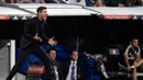 Pelatih Atletico Madrid, Diego Simeone, memberikan instruksi saat melawan Real Madrid pada laga La liga di Stadion Santiago Bernabeu, Madrid, Sabtu (29/9/2018). Kedua klub bermain imbang 0-0. (AFP/Oscar Del Pozo)