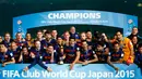 Pemain Barcelona berselebrasi mengangkat trofi Piala Dunia Antarklub 2015 usai menundukkan River Plate 3-0, dalam pertandingan di Stadion Internasional Yokohama, Jepang, Minggu (20/12). Barca menaklukan River Plate 3-0. (Reuters/Thomas PeterLivepic)