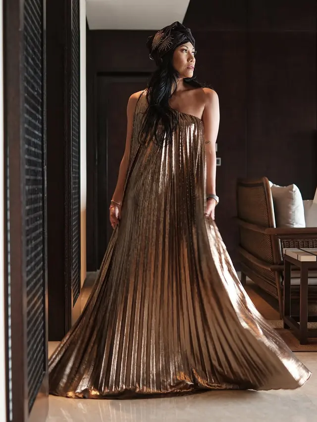 Bareng Suami Bule, Pesona Glamor Anggun C Sasmi dengan Dress Metalik Hadiri Pernikahan Angga Yunanda & Shenina Cinnamon